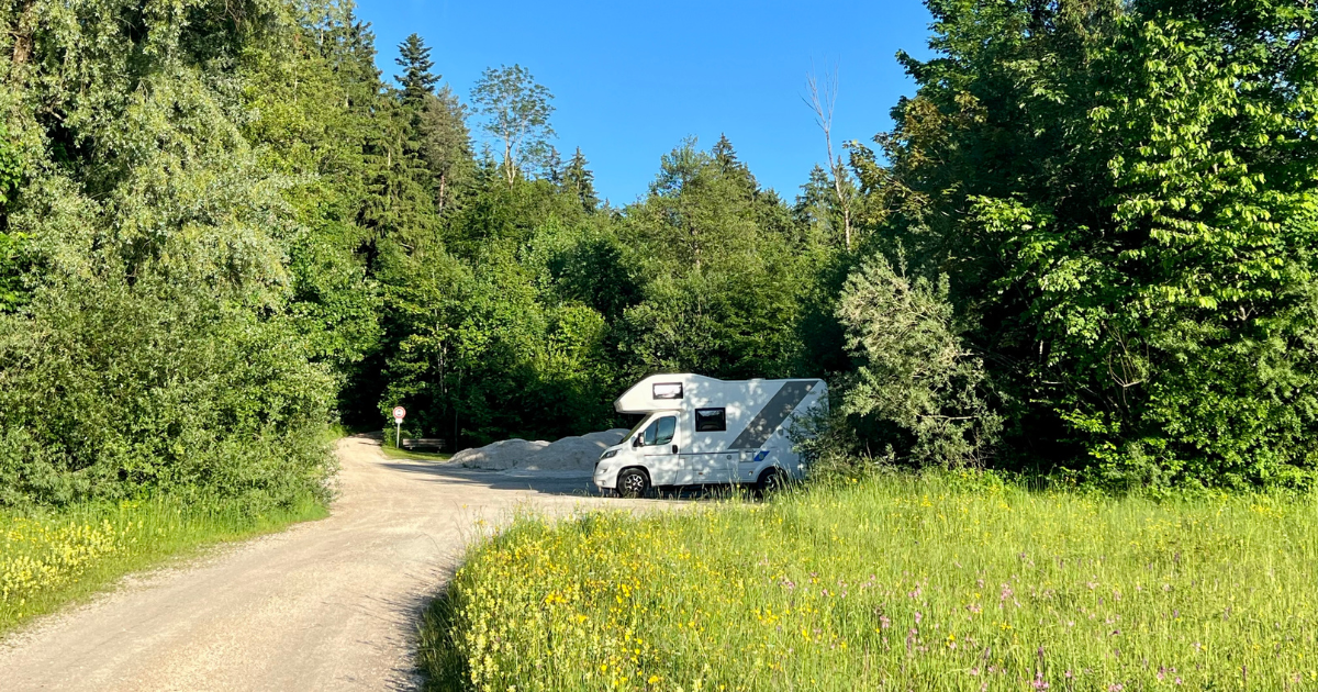 Sun Living Wohnmobile auf der Wiese beim Treffen in Serba