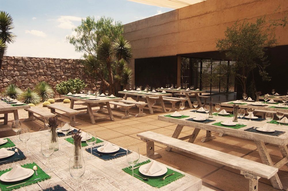 Mesas montadas en la terraza junto a la bodega