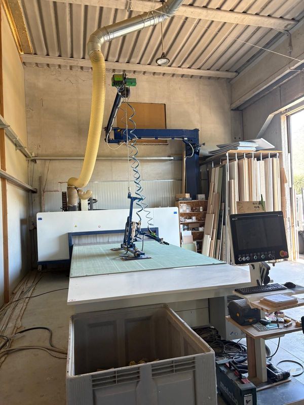 Piano di taglio della sezionatrice SCM con schermo di controllo e aspirazione nel laboratorio