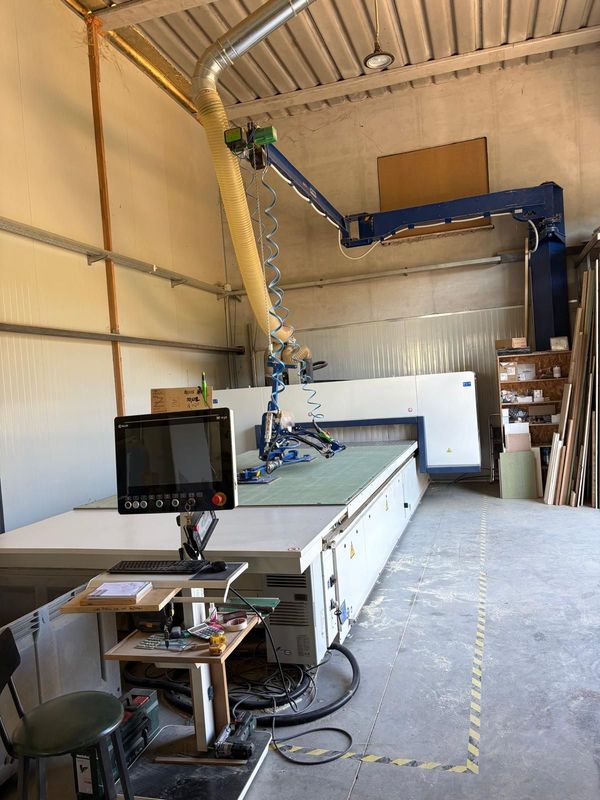 Sezionatrice SCM a controllo numerico con sollevatore a ventose per movimentare i pannelli nel laboratorio