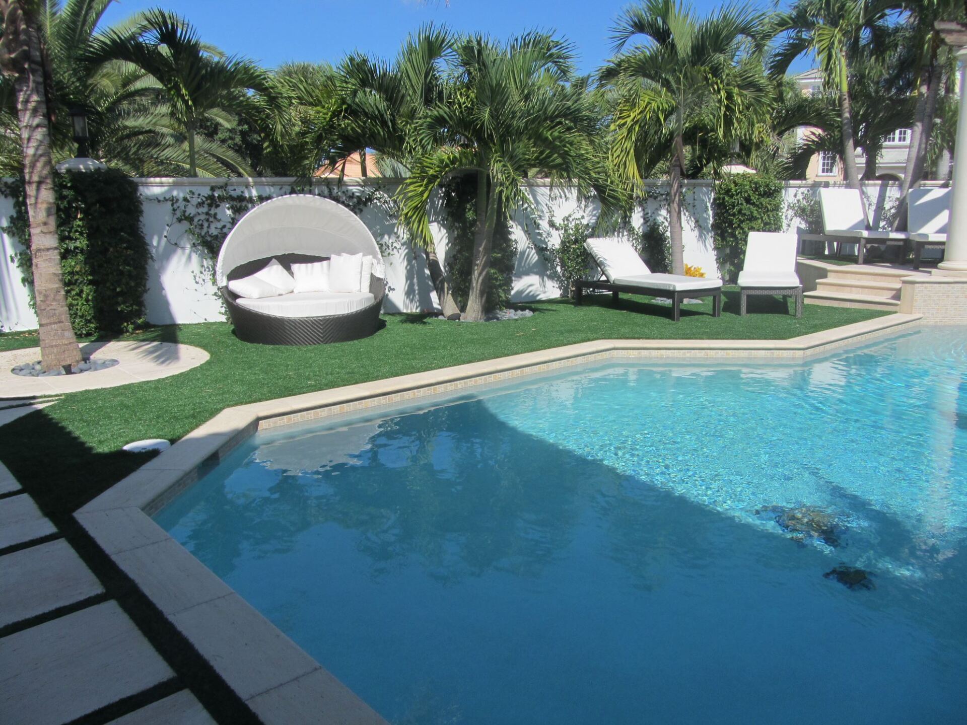 7 Benefits of Installing Artificial Grass Around the Pool