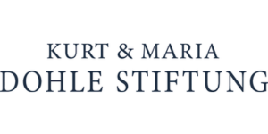 Logo der Kurt & Maria Dohle Stiftung in dunkelblauer Schrift auf weißem Hintergrund