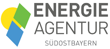 Logo für die Energieagentur Südostbayern mit grünem, gelbem und blauem geometrischem Symbol und grauem Text