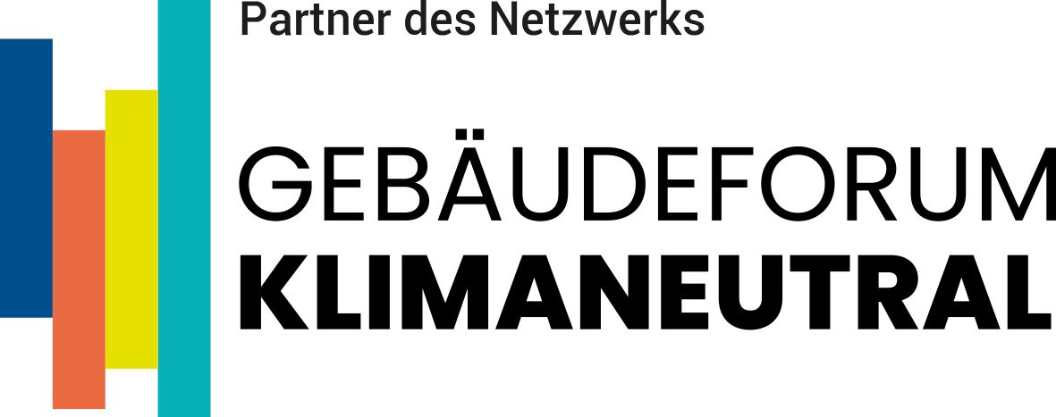 Logo für „Gebäudeforum Klimaneutral“ mit farbigen vertikalen Balken und dem Text „Partner des Netzwerks“