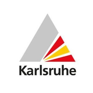 Karlsruher Logo mit grauem Dreieck und rot-gelben Diagonalstreifen über dem Wort „Karlsruhe“
