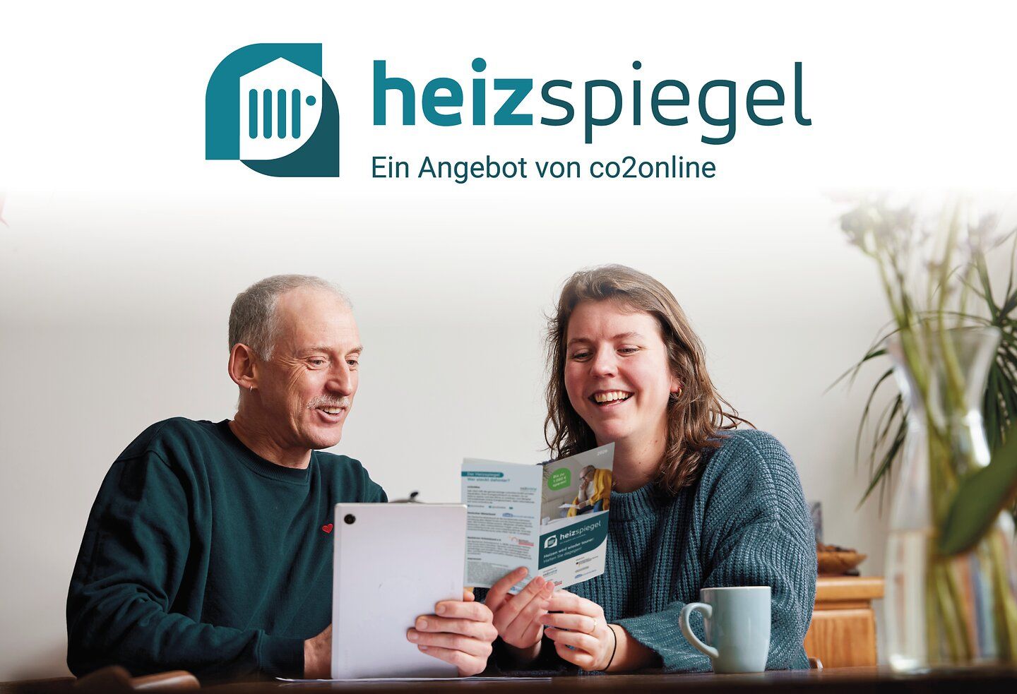 Beratungssituation mit dem Heizspiegel-Flyer