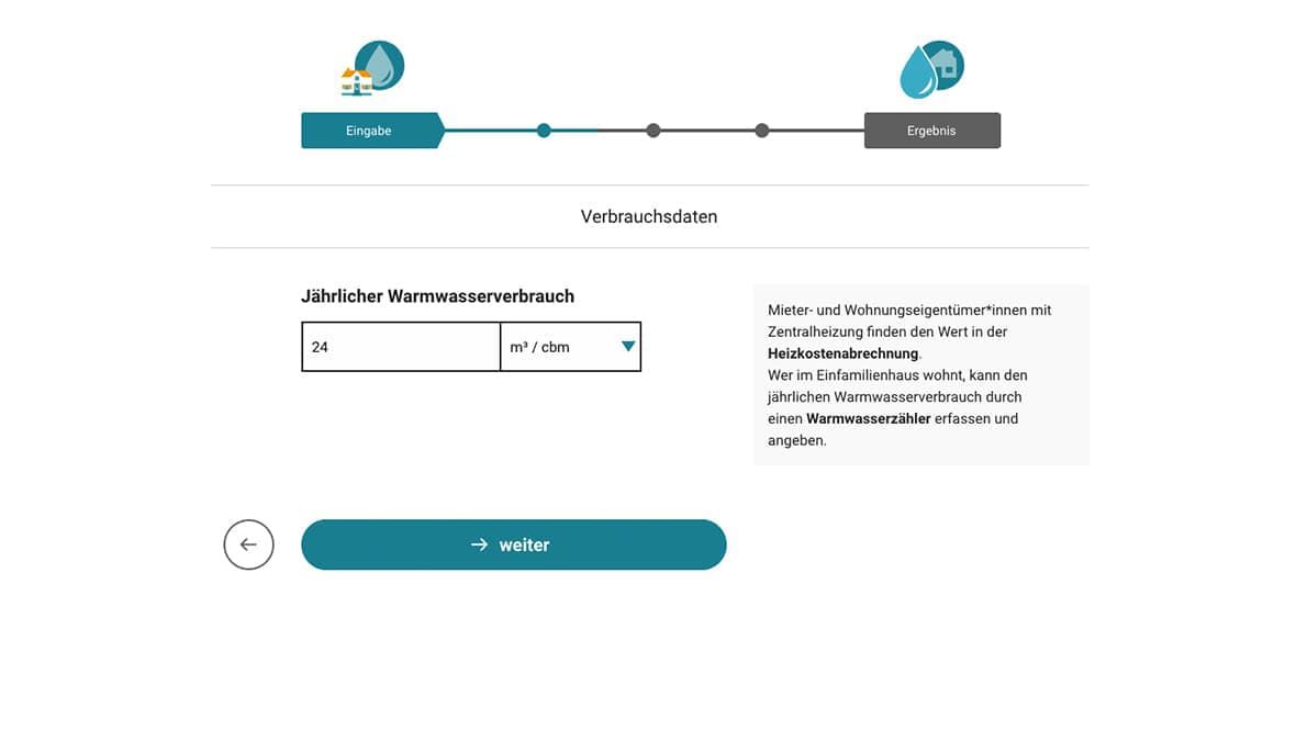Webformular mit blauem Fortschrittsbalken, Texteingabefeldern und türkisfarbenem Absenden-Button auf weißem Hintergrund