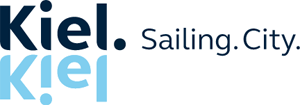 Logo der Segelstadt Kiel mit dunkelblauer und hellblauer Schrift auf weißem Hintergrun