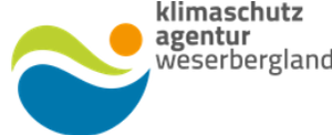 Logo der Klimaschutzagentur Weserbergland mit blauer und grüner Welle und orangefarbenem Punkt