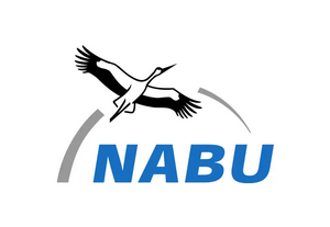 NABU-Logo mit einem fliegenden Kranich über blauem Text und grauem Bogen