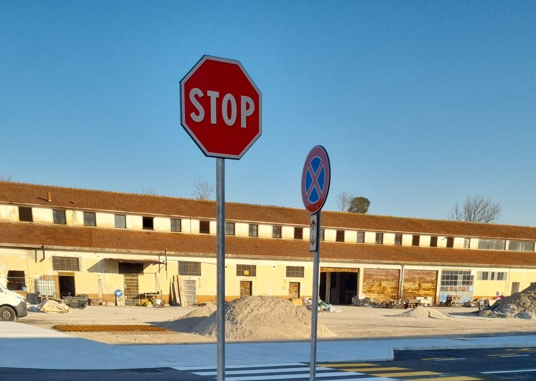 Segnale di stop. Segnaletica verticale