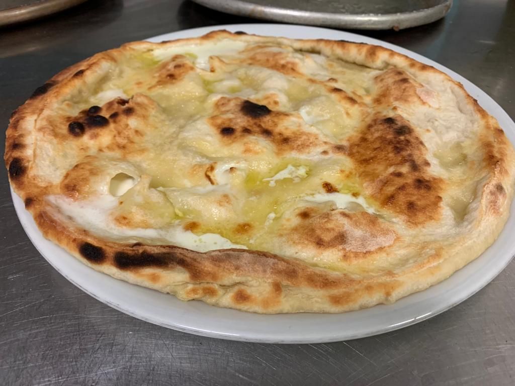 pizza bianca ai quattro formaggi