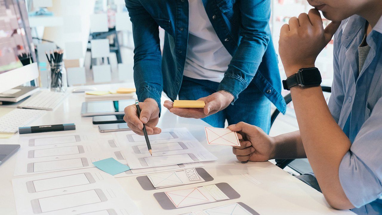Image of a 2 persons analyzing about the UX App Design Image of a 2 persons analyzing about the UX App Design
