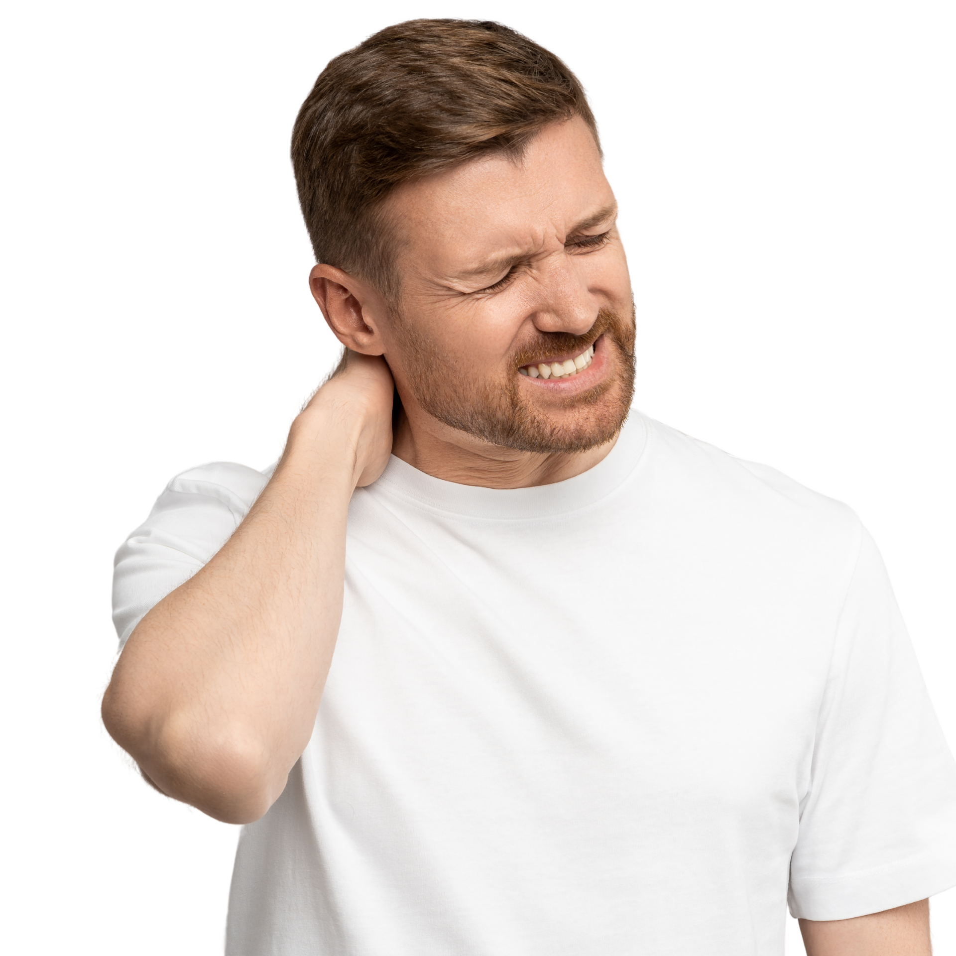 Mand i hvid T-shirt grimaserer og holder sig fast i nakken, hvilket antyder nakkesmerter