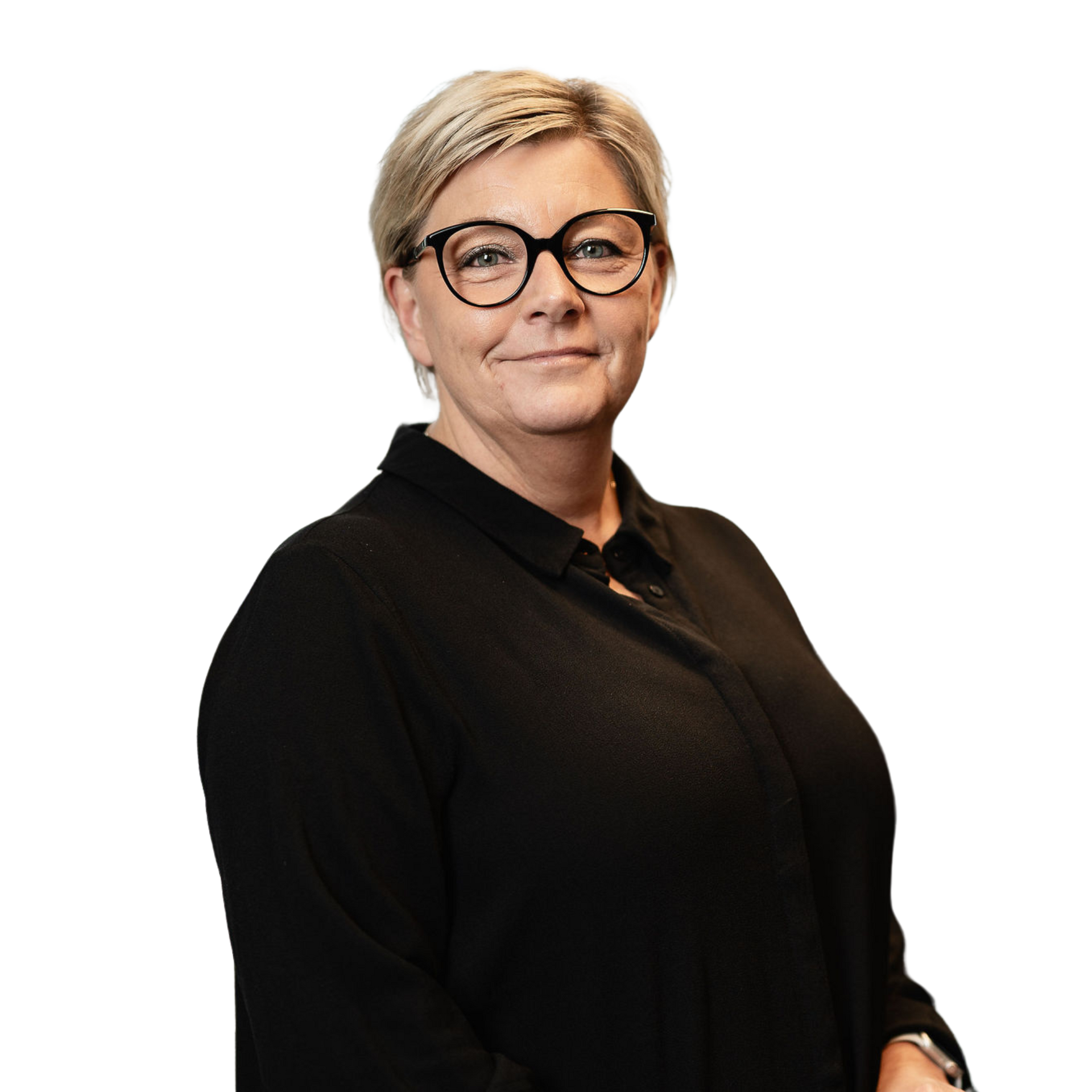 Portræt af en person i sort tøj og briller mod en hvid baggrund
