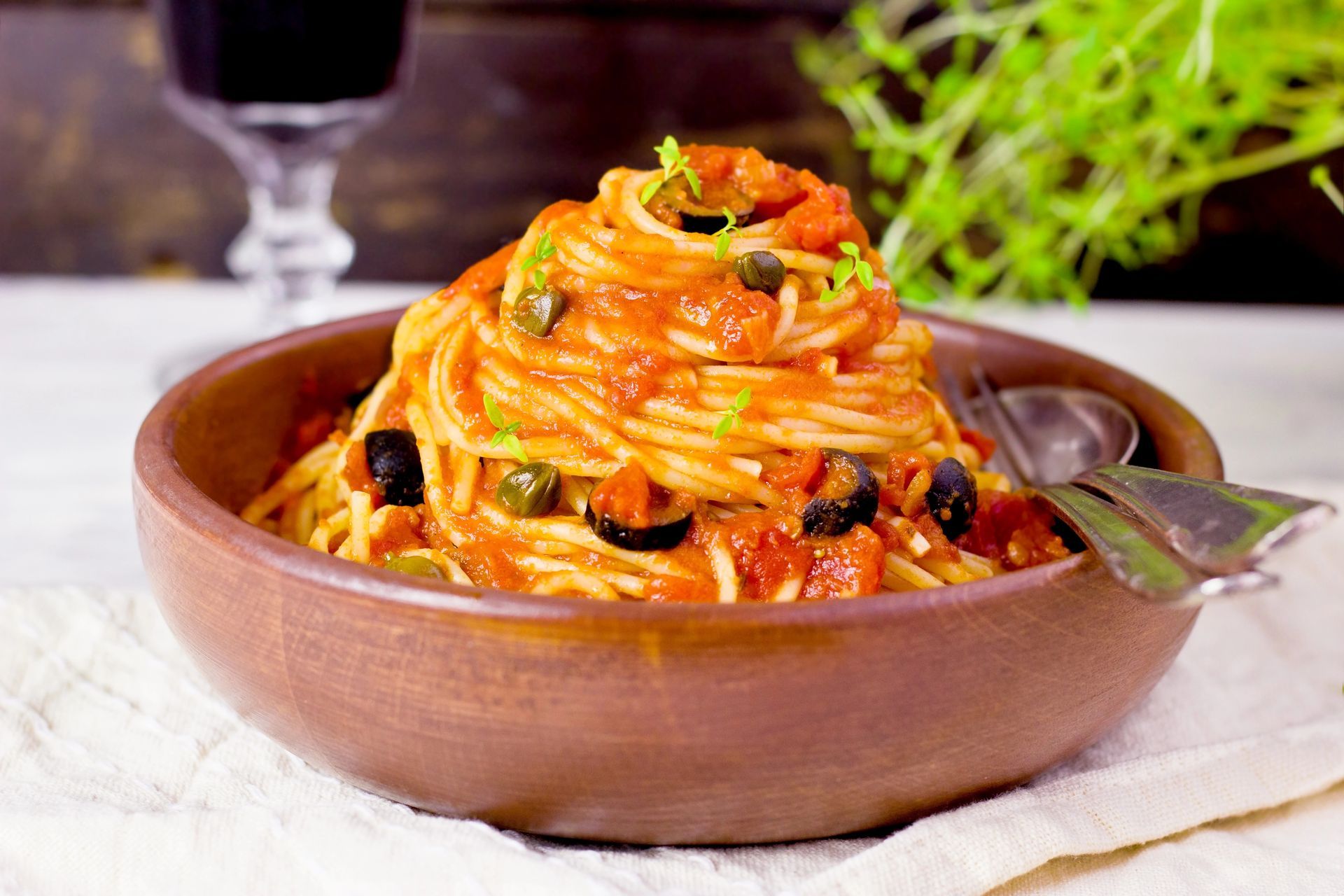 Spaghetto con olive e salsa di pomodoro