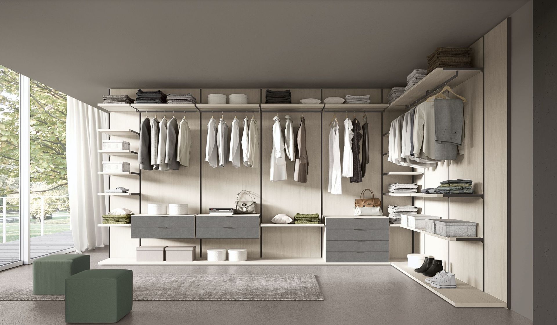 Cabina armadio moderna con ripiani bianchi, appendiabiti, cassetti e un'ampia finestra.