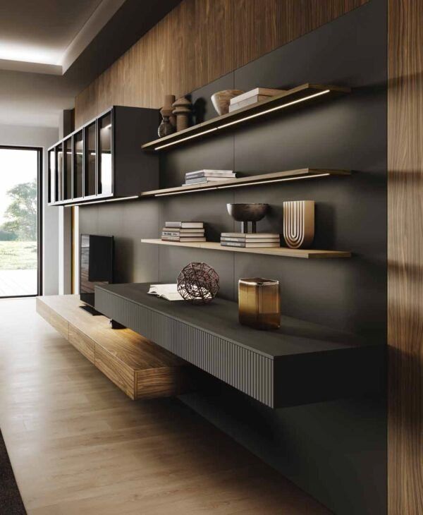 Soggiorno moderno con scaffalature a muro in legno scuro, mensole sospese e arredamento minimalista vicino a una grande finestra.