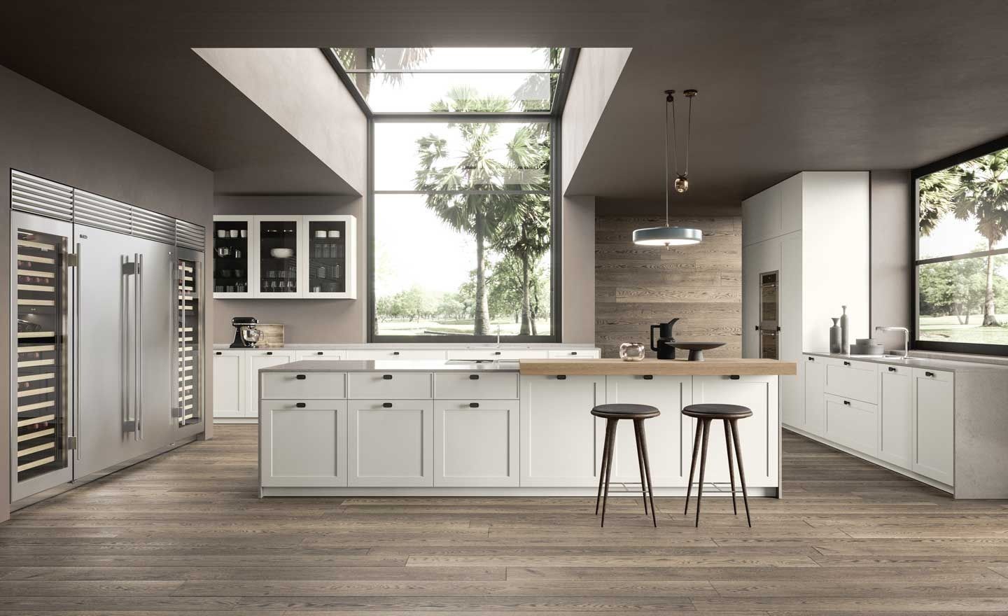 Cucina moderna bianca con isola, sgabelli da bar, elettrodomestici in acciaio inossidabile, ampie finestre e pavimento in legno.