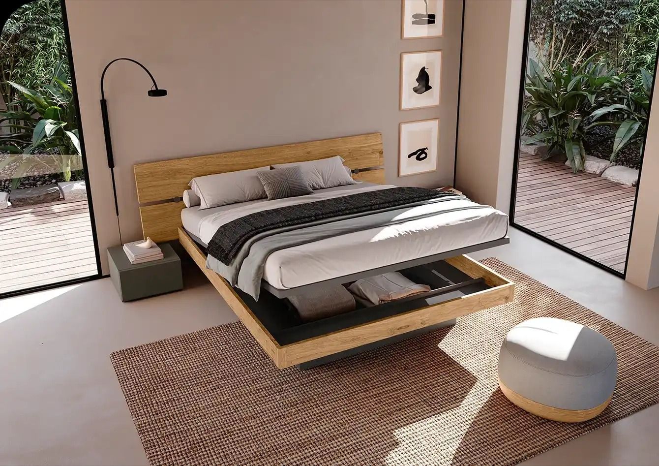 Camera da letto moderna con letto sospeso in legno, biancheria da letto bianca, lampada da terra, tappeto e ampie finestre con vista sul verde.