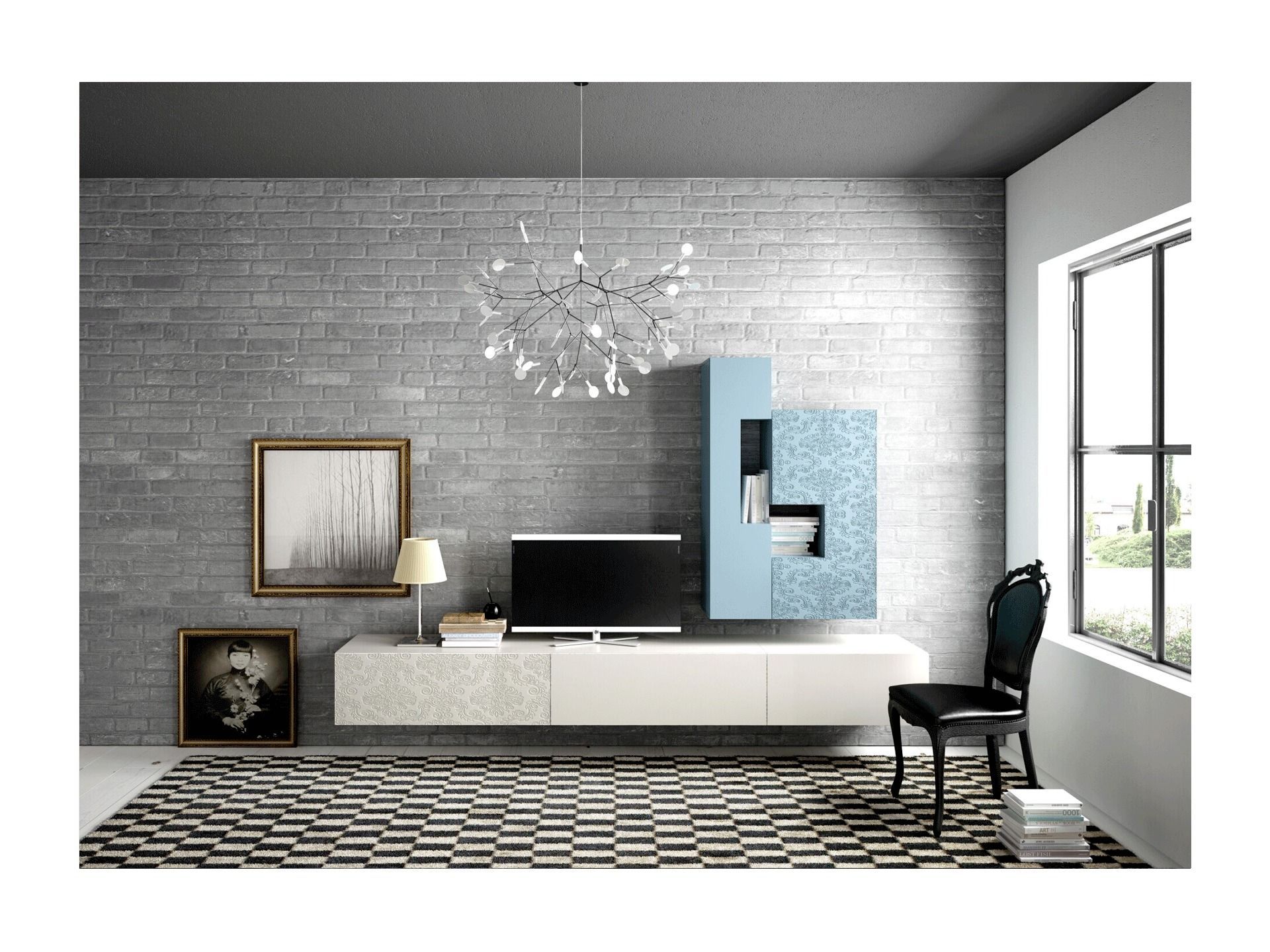 Soggiorno moderno con parete in mattoni bianchi, tappeto bianco e nero, lampadario, mobile TV e seduta vicino alla finestra.