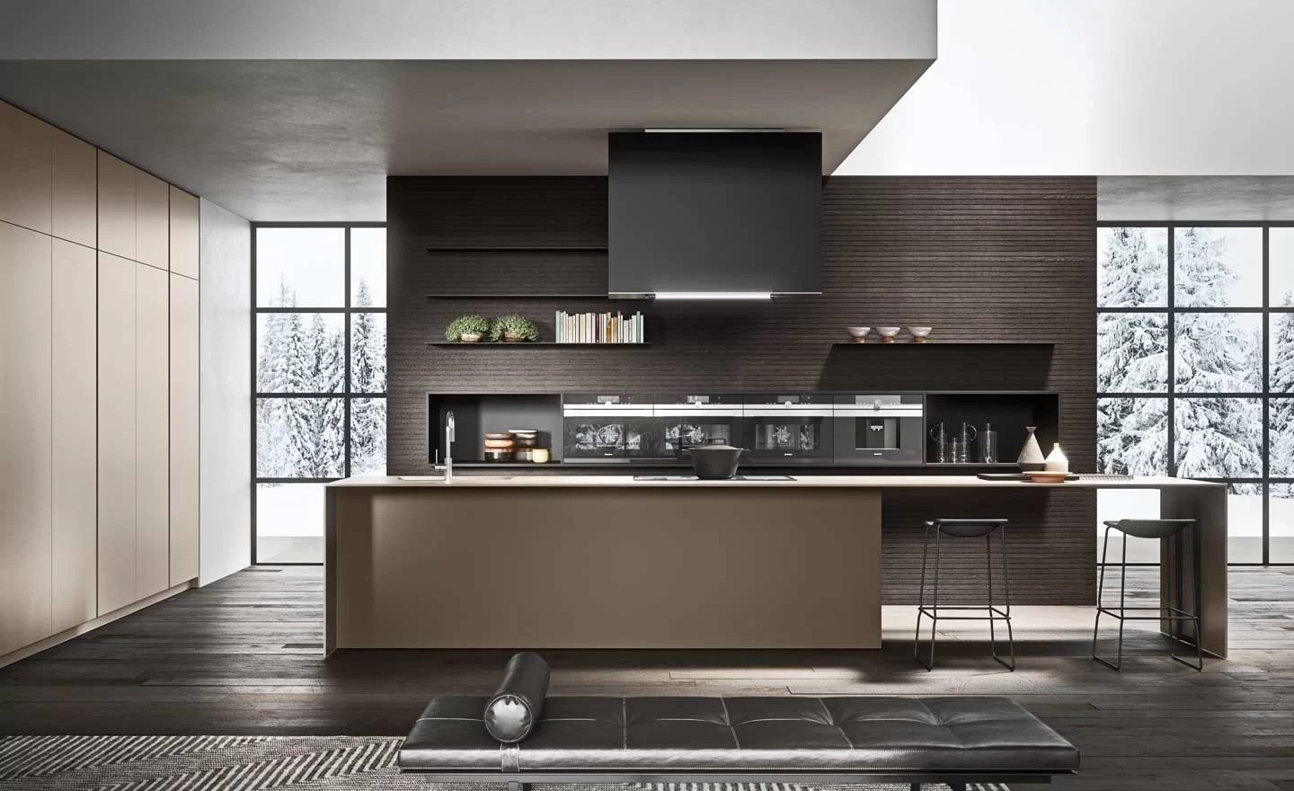 Cucina moderna e minimalista con mobili scuri, grande isola ed elettrodomestici a incasso in un ambiente spazioso.