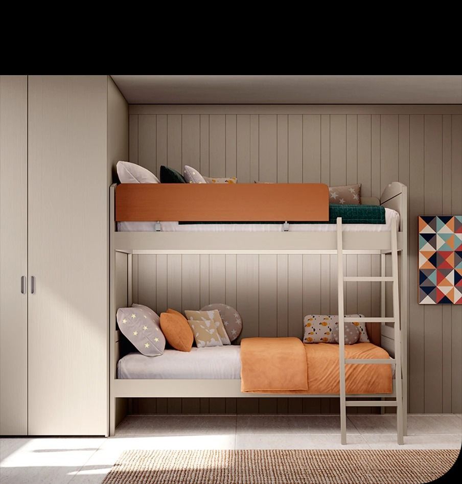 Moderno letto a castello bianco in una camera da letto beige con lenzuola arancioni e grigie e una scaletta