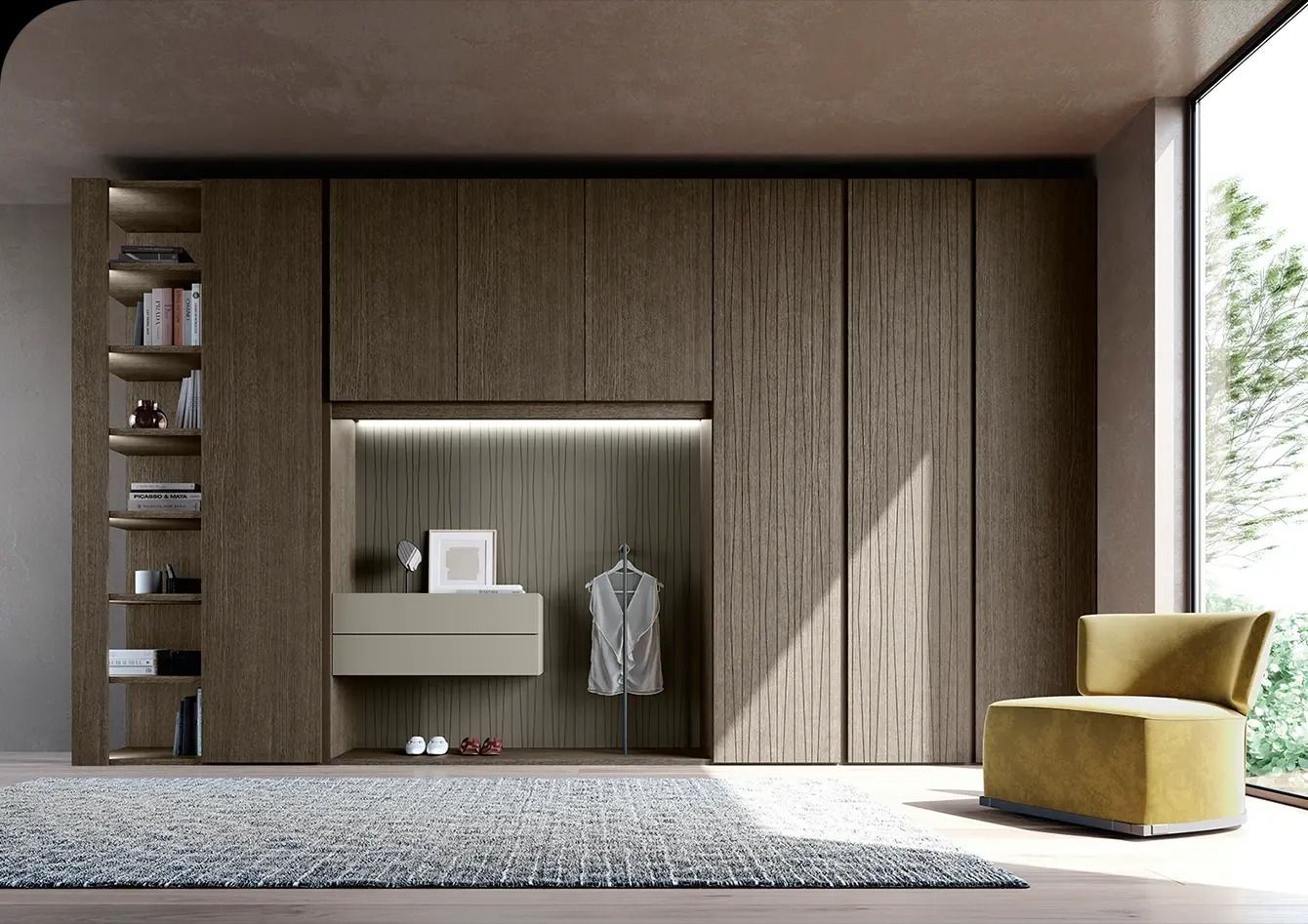 Camera da letto moderna con armadi con pannelli in legno, mensole a vista, un tappeto dalla texture particolare e una poltrona gialla accanto a una finestra soleggiata.