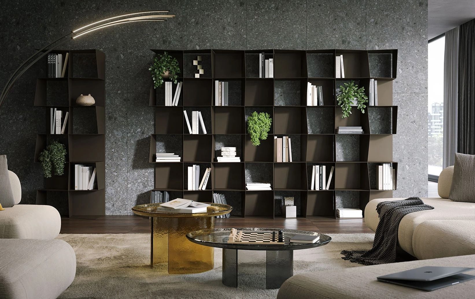 Soggiorno moderno con libreria modulare scura, poltrone beige e tavolino rotondo.