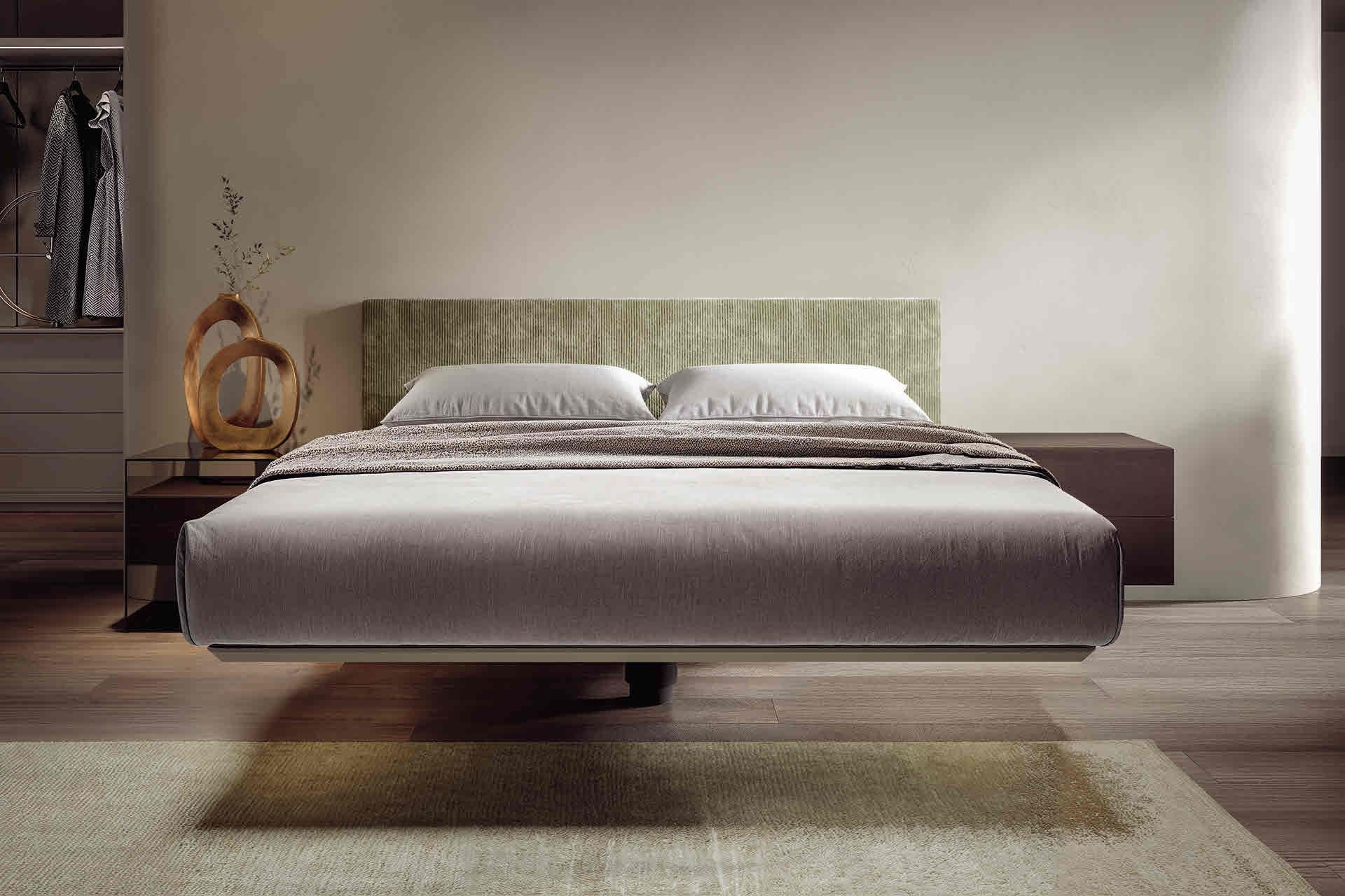 Camera da letto moderna con letto sospeso, biancheria da letto beige e un morbido tappeto neutro.