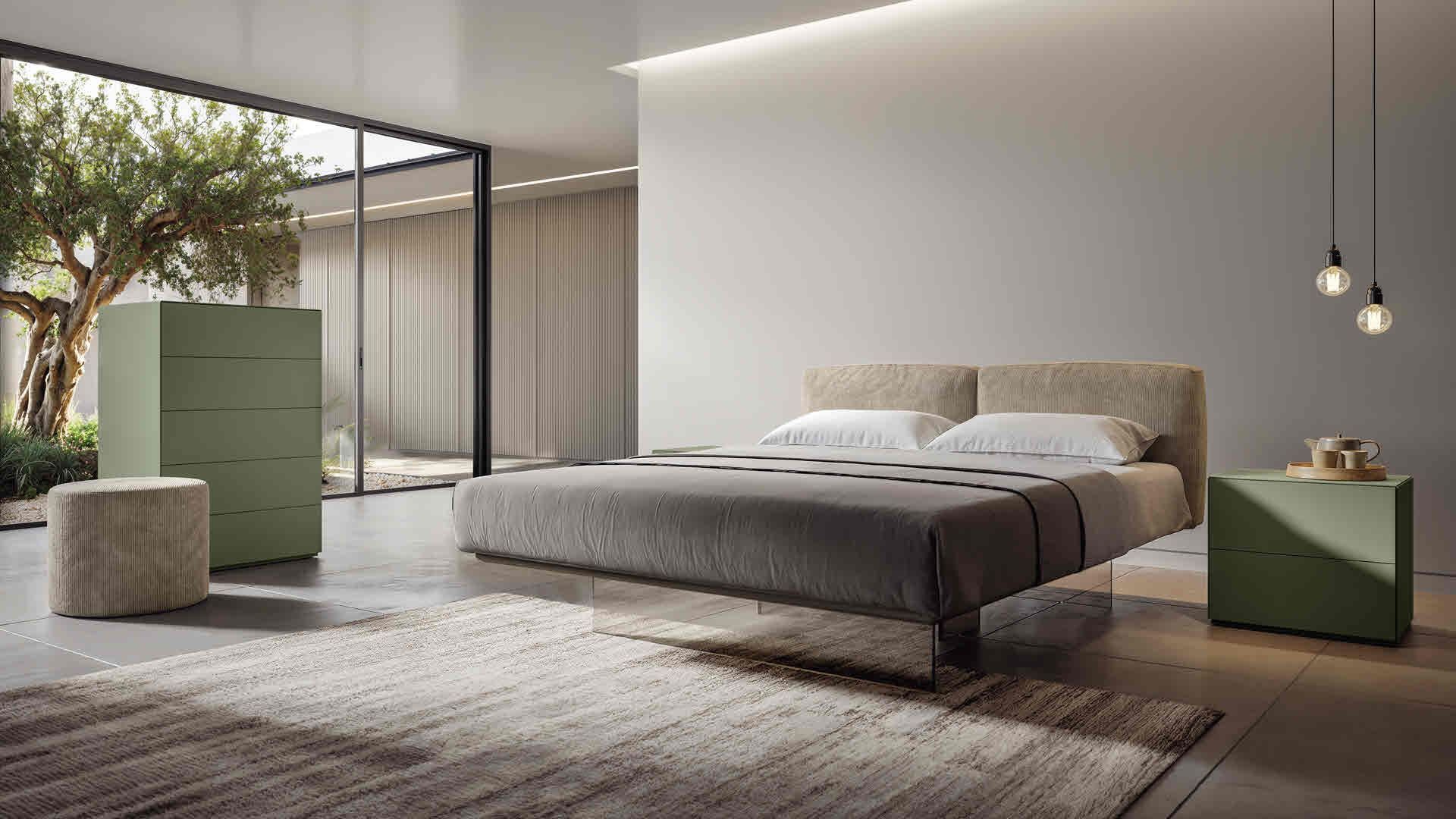 Camera da letto moderna e minimalista con un ampio letto, finestre a tutta altezza e arredi dai toni neutri e delicati.