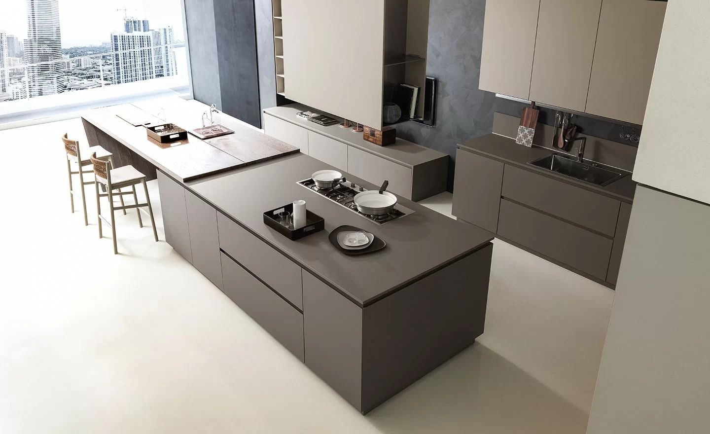 Cucina moderna e minimalista con una lunga isola grigia, tavolo da pranzo e ampia finestra.