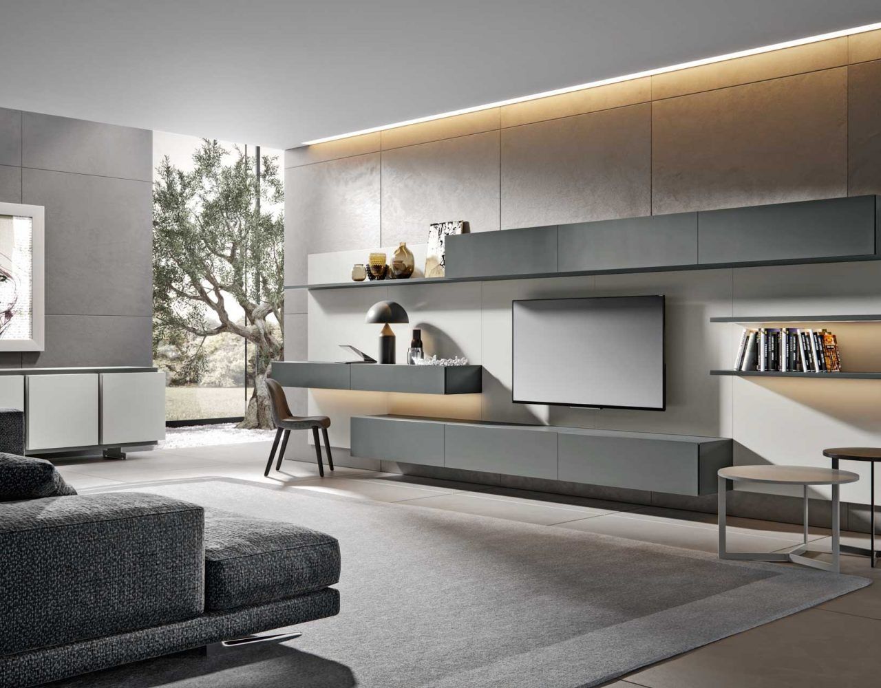 Soggiorno moderno e minimalista con divano componibile grigio, mensole a vista e pannelli a parete in legno caldo.