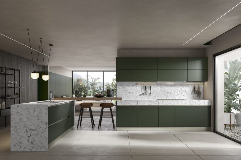 Cucina moderna con mobili verdi, isola in marmo, sgabelli da bar e ampie finestre con vista sul verde.