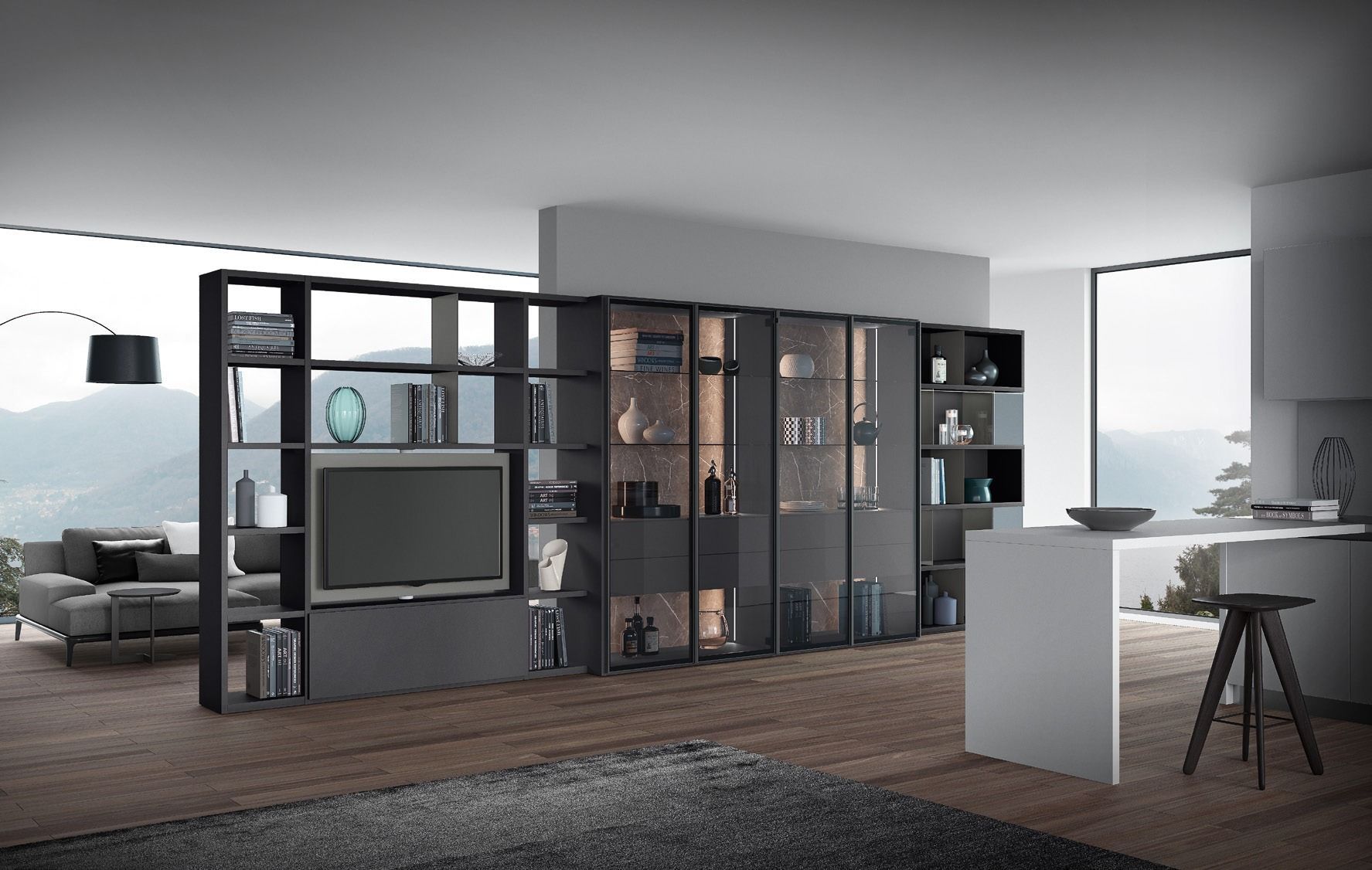 Soggiorno moderno con scaffalature scure, TV, divano e ampie finestre con vista sulla città.