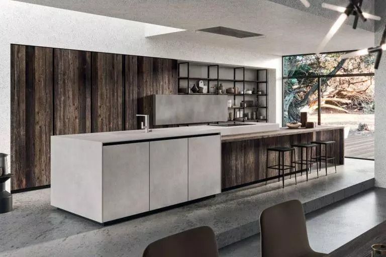 Interni di una cucina moderna con mobili in legno, un'isola bianca e sgabelli da bar.