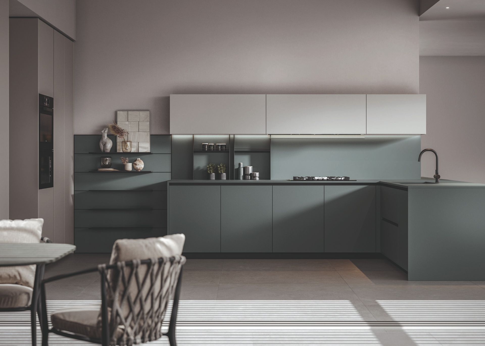 Cucina moderna e minimalista con mobili grigi, pensili bianchi e lavello vicino alla finestra.
