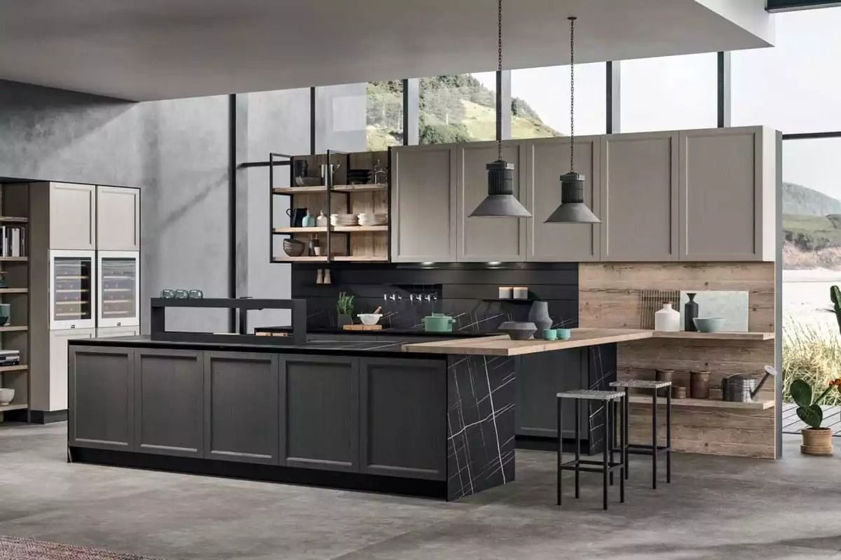 Cucina moderna con mobili scuri, isola centrale, lampade a sospensione e sgabelli da bar in un elegante spazio aperto.