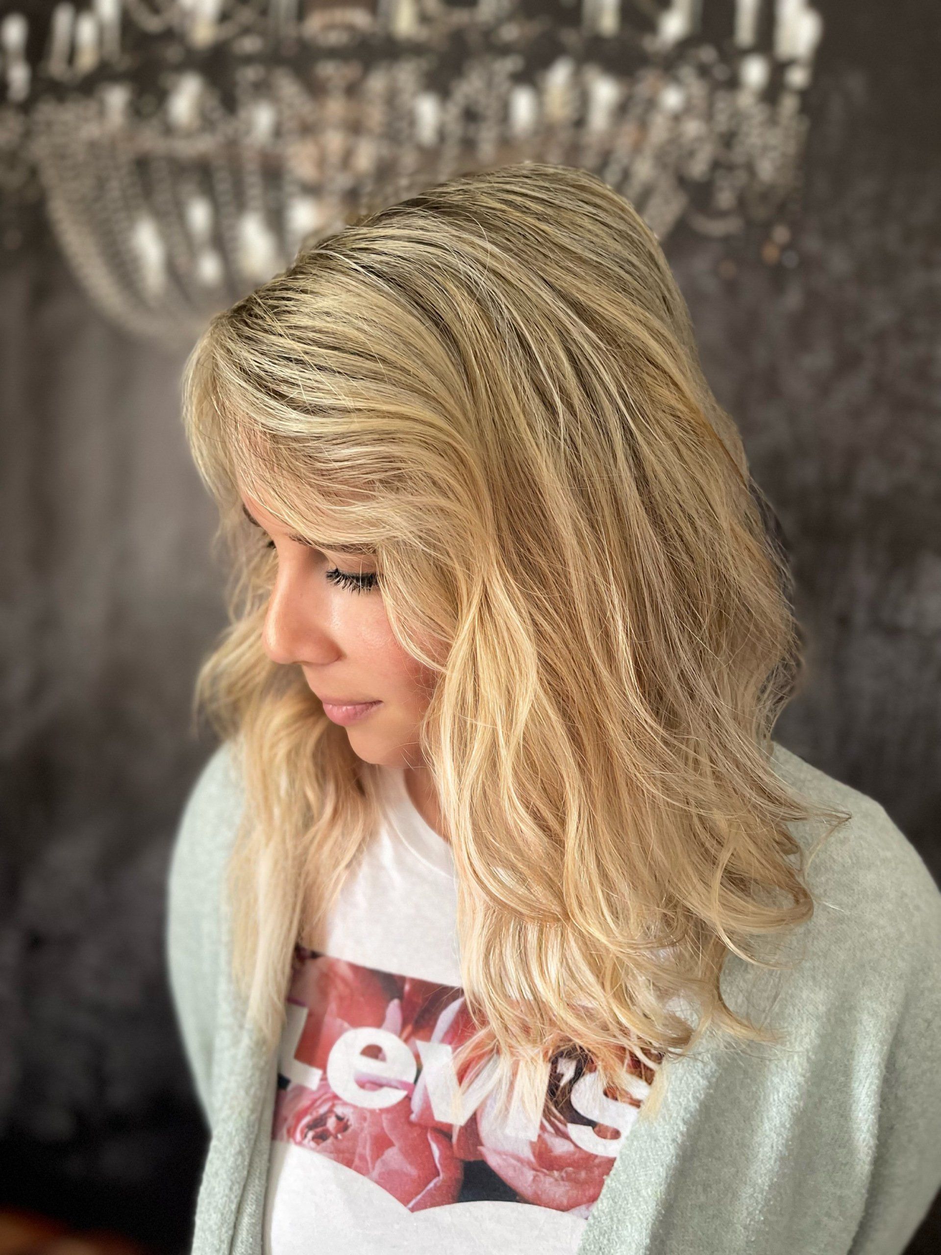 Eine Frau mit blonden Haaren trägt ein Levi's-T-Shirt.