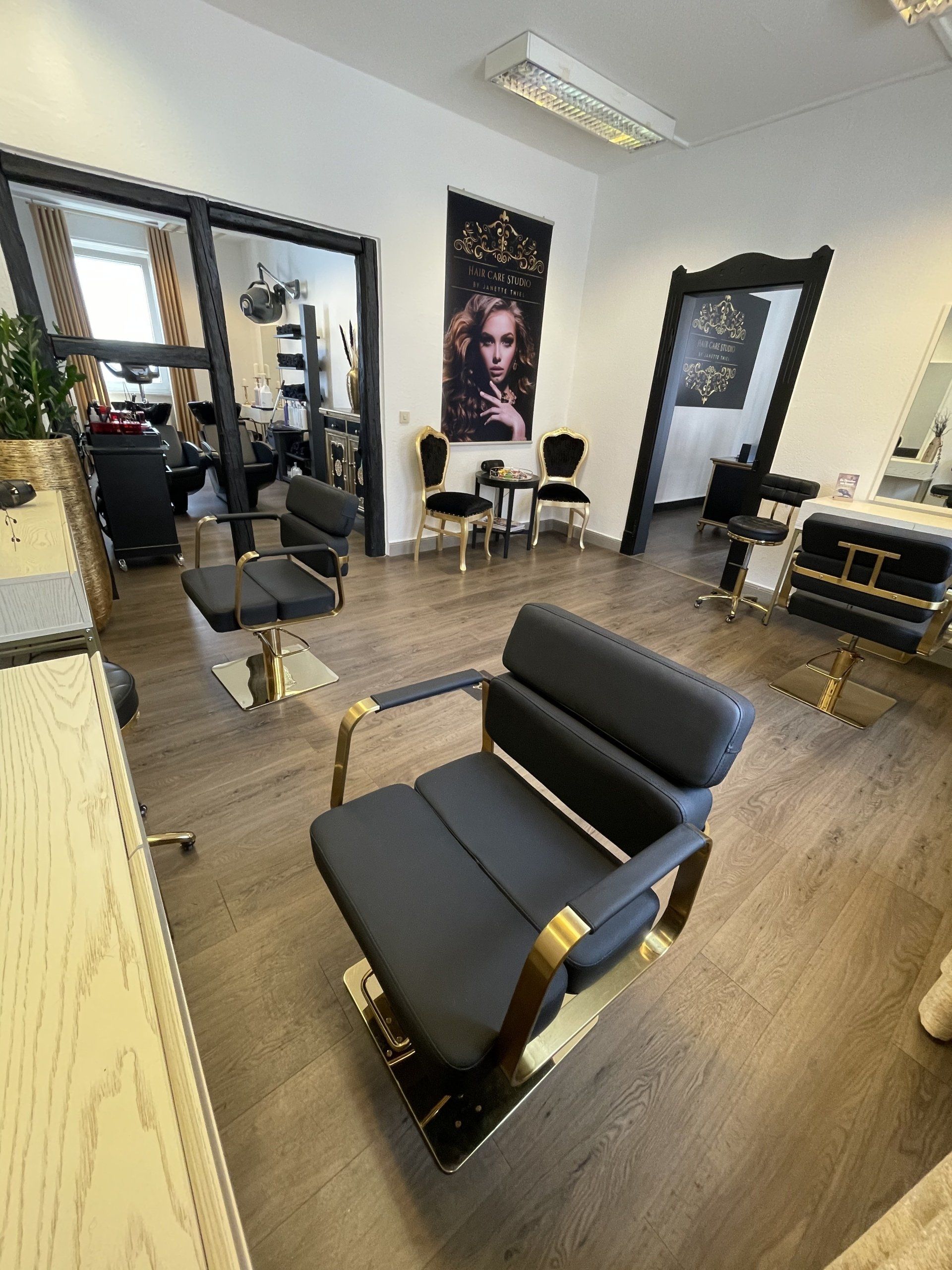 In der Mitte des Raumes steht ein Stuhl in einem Salon.