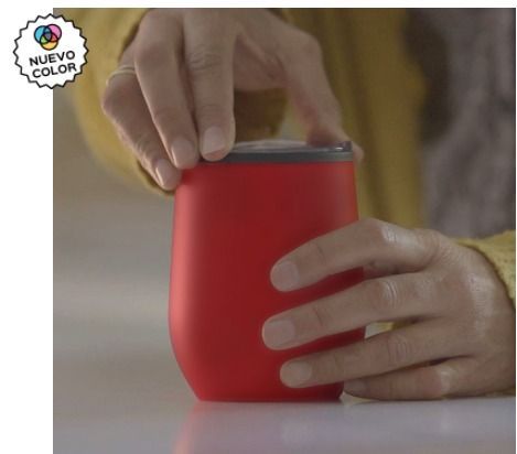 Hands opening a red can with a gray lid; “Nuevo color” badge in the corner.