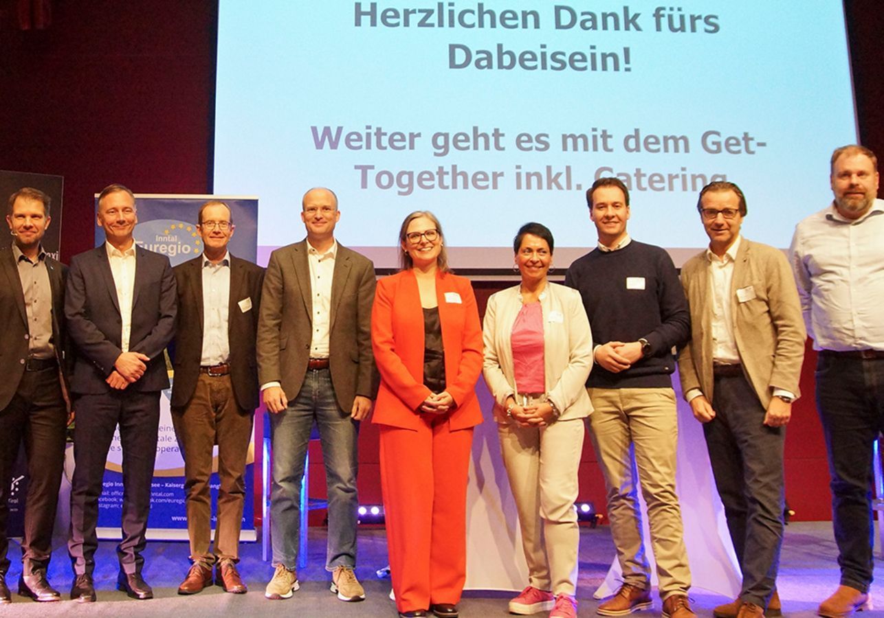 Gruppe von Menschen auf der Bühne des Netzwerktreffens digitale und agile Transformation für KMU