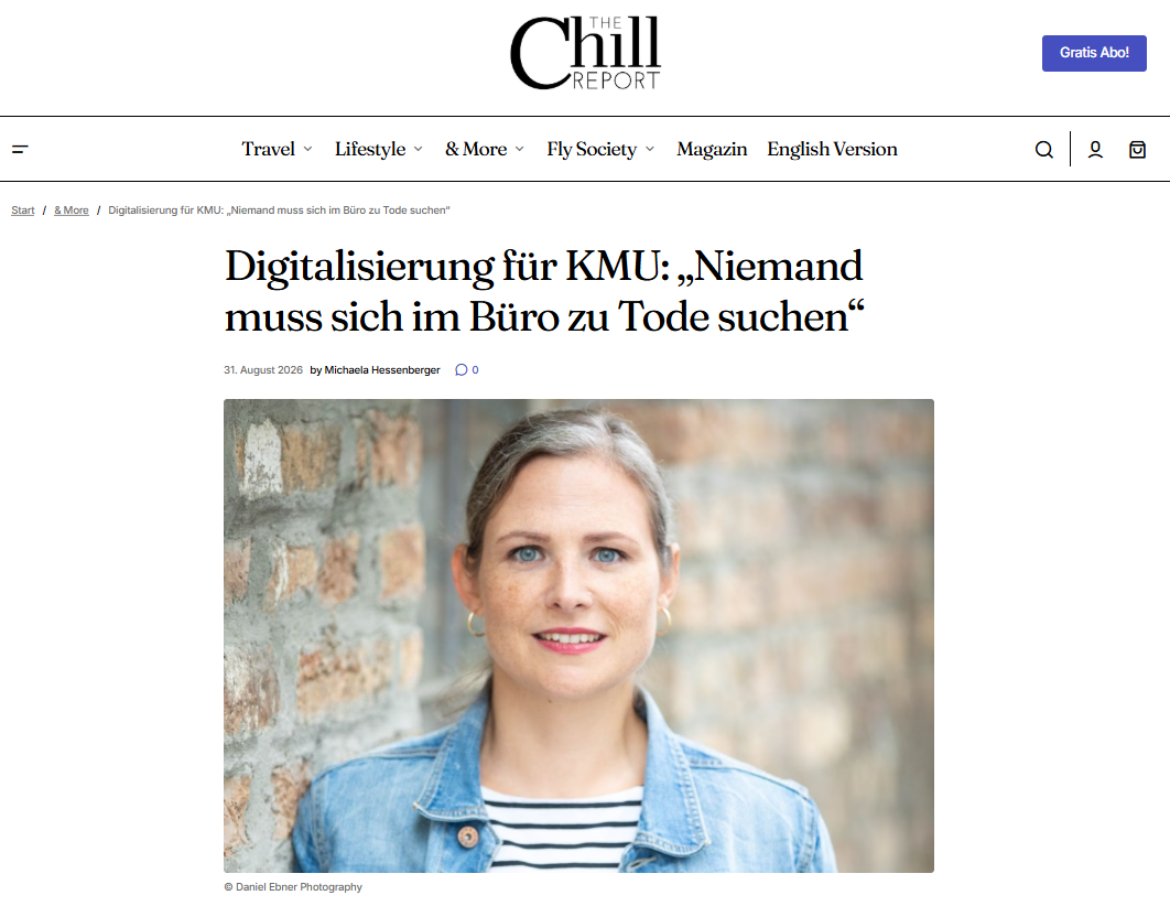 Porträt einer Frau in einer Jeansjacke vor einer Backsteinmauer, abgebildet auf einer Zeitungsseite