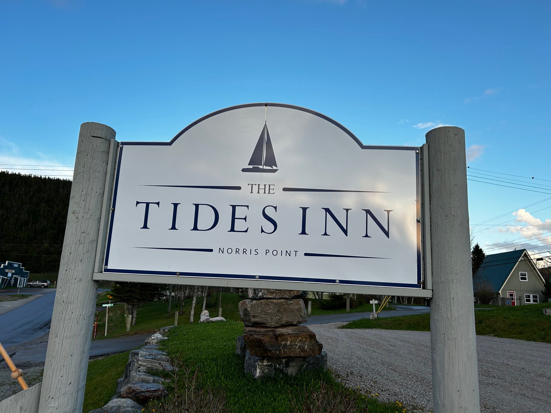 A sign that says the tides inn on it
