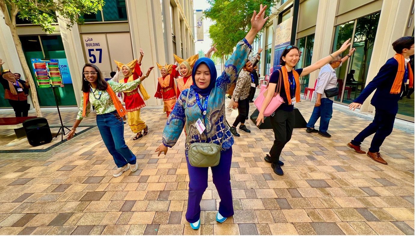 Climate-friendly dance (Photo: John Elkington)