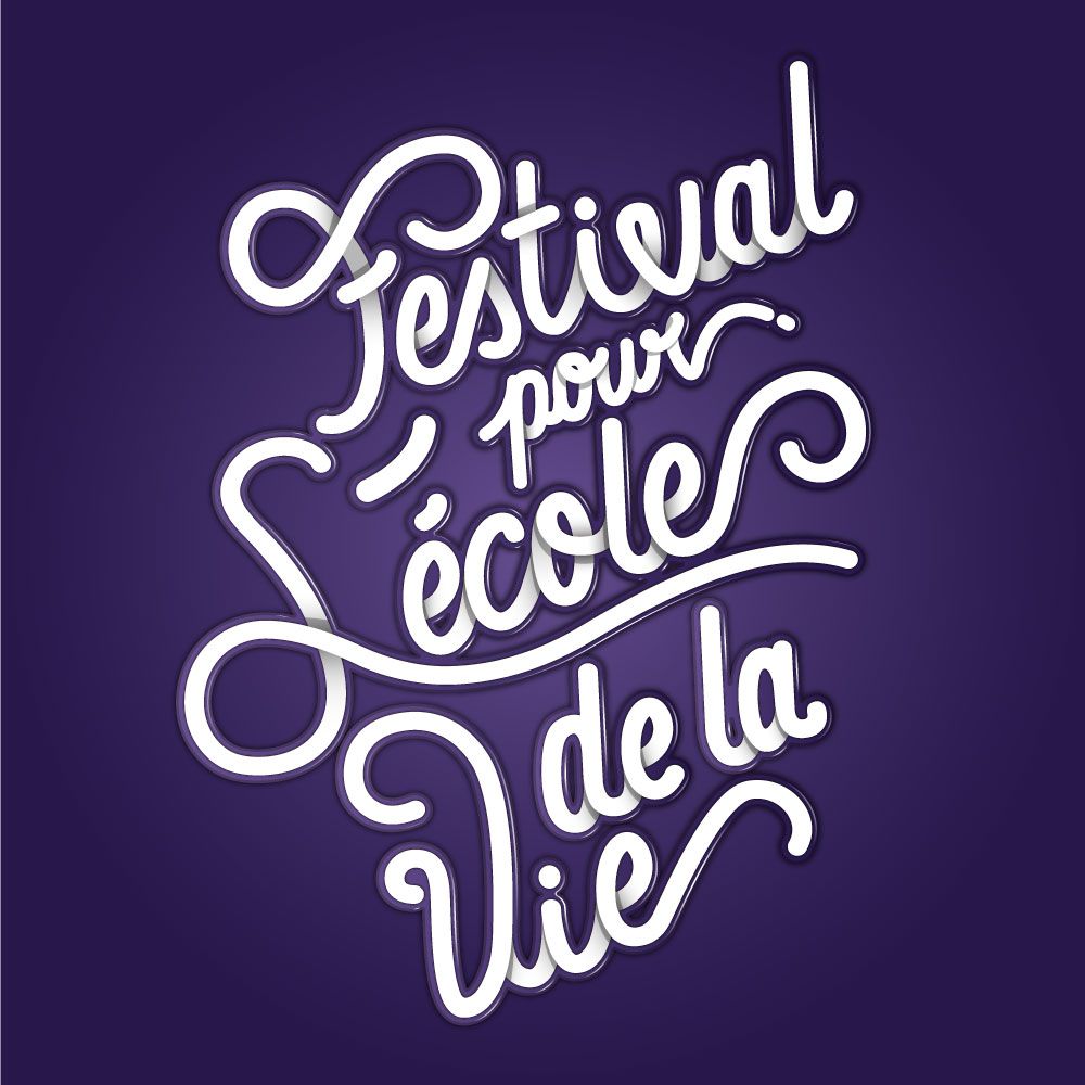Un fond violet avec des lettres blanches indiquant festival pour école de la vie.
