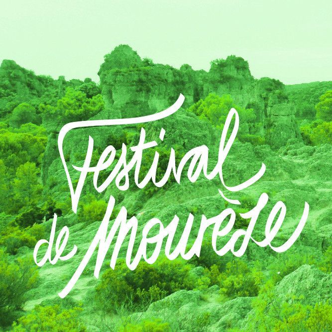 Le mot festival est sur un fond vert avec une montagne en arrière-plan.