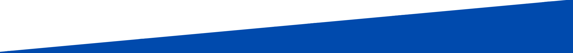 Un escalier bleu et blanc avec une bordure blanche sur fond blanc.