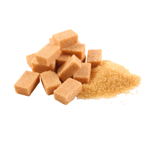 Un tas de morceaux de sucre brun à côté d'un tas de sucre brun