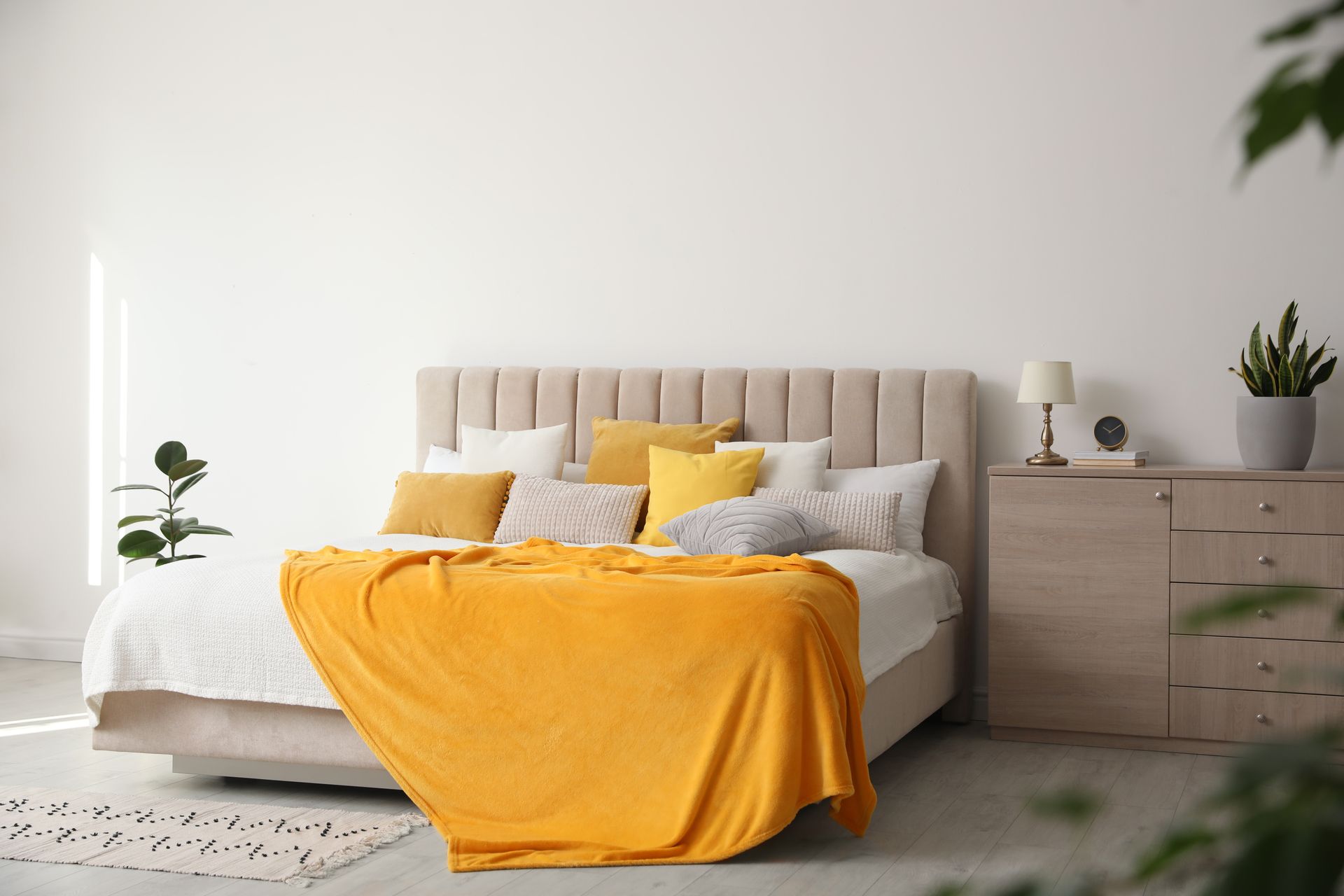 Nella camera da letto c'è un letto con una coperta gialla.